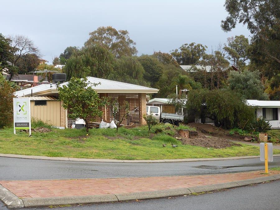 Situated on a corner block, the sloping site created some construction challenges. The Exactus Homes team weren’t perturbed, and used modern construction methods to build the impressive two storey home extension. 